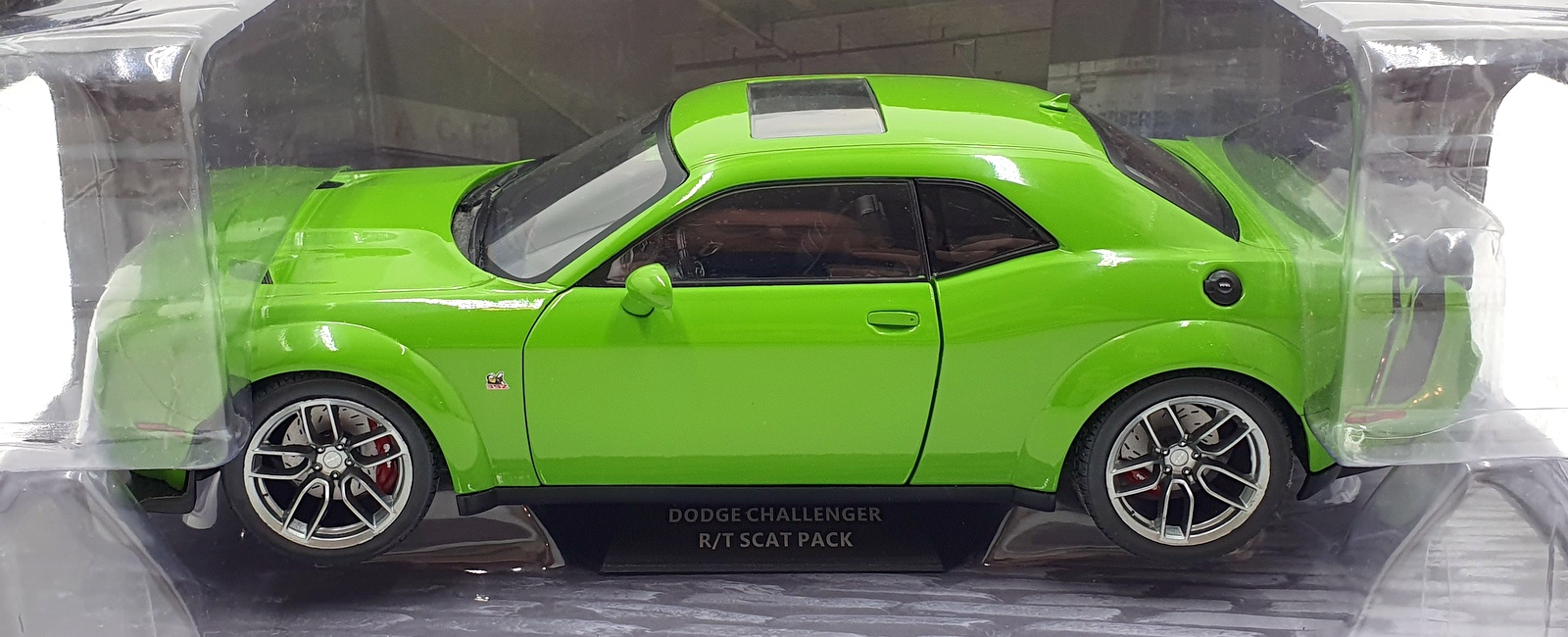 Solido 1/18 Scale Diecast S1805704 - 2020 Dodge Challenger Scat Pack - Green Solido 1/18 Scale Diecast S1805704 - 2020 Dodge Challenger Scat Pack - Green