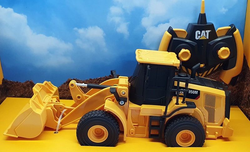 Diecast Masters 1/35 Scale Remote Control 23003 - CAT 950M Wheel Loader