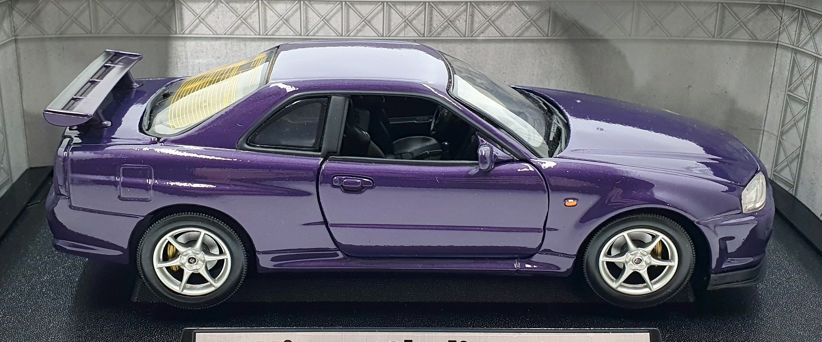 ま*昌様 Nissan Skyline GT-R 1/18 スケールモデル Nissan Skyline GT-R R34 (Silver) [Motorhelix] 1:18 scale - Diecast