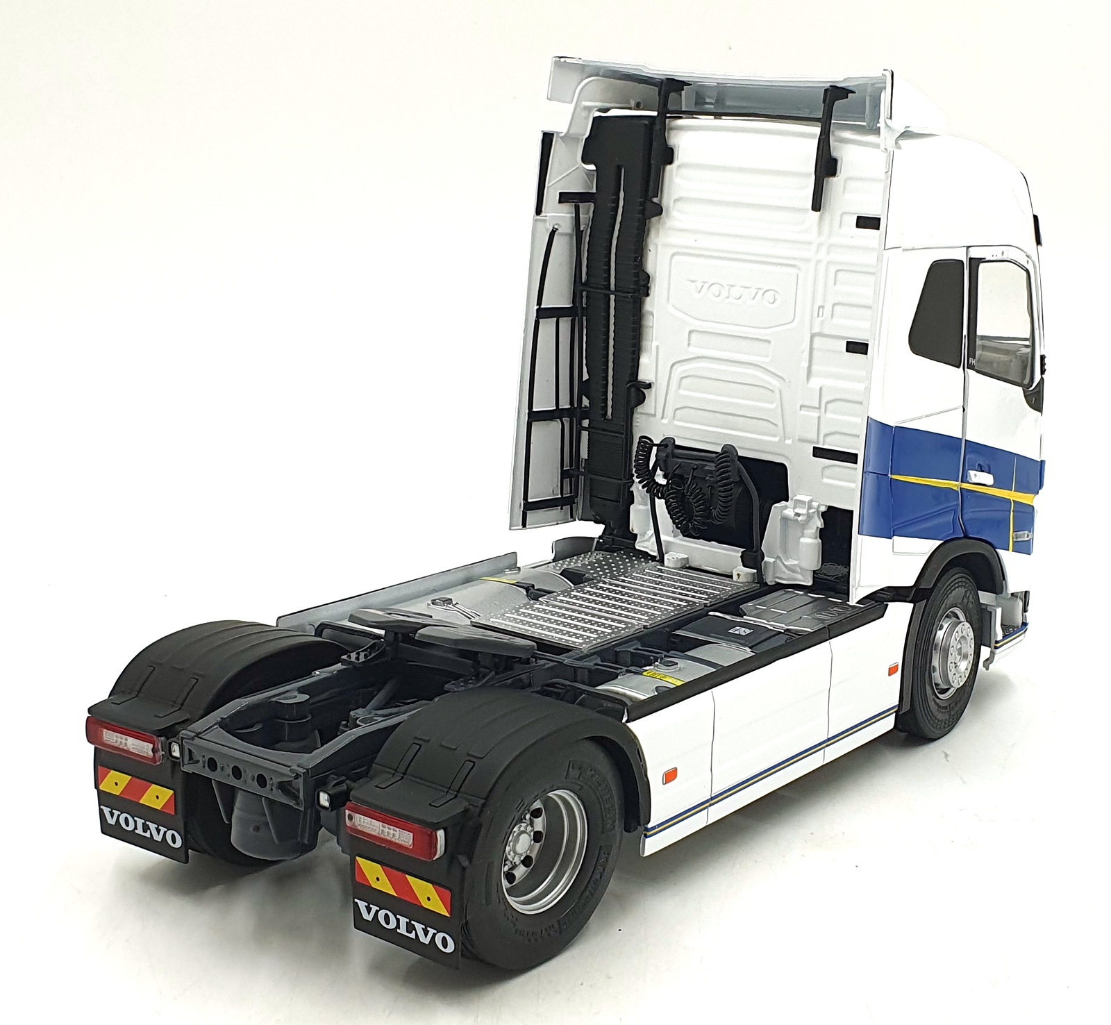 Solido 1/24 Scale S2400106 2019 Volvo FH16 Globetrotter XL Gotborg Edition Solido 1/24 Scale S2400106 2019 Volvo FH16 Globetrotter XL Gotborg Edition