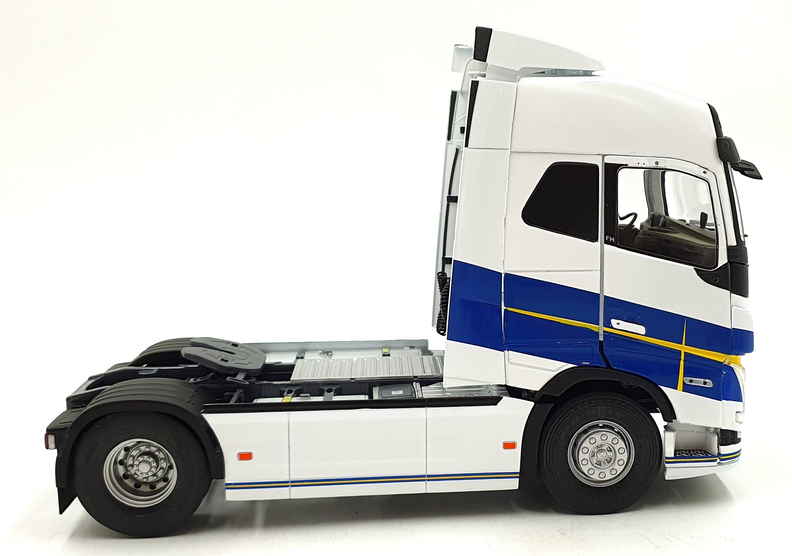 Solido 1/24 Scale S2400106 2019 Volvo FH16 Globetrotter XL Gotborg Edition Solido 1/24 Scale S2400106 2019 Volvo FH16 Globetrotter XL Gotborg Edition