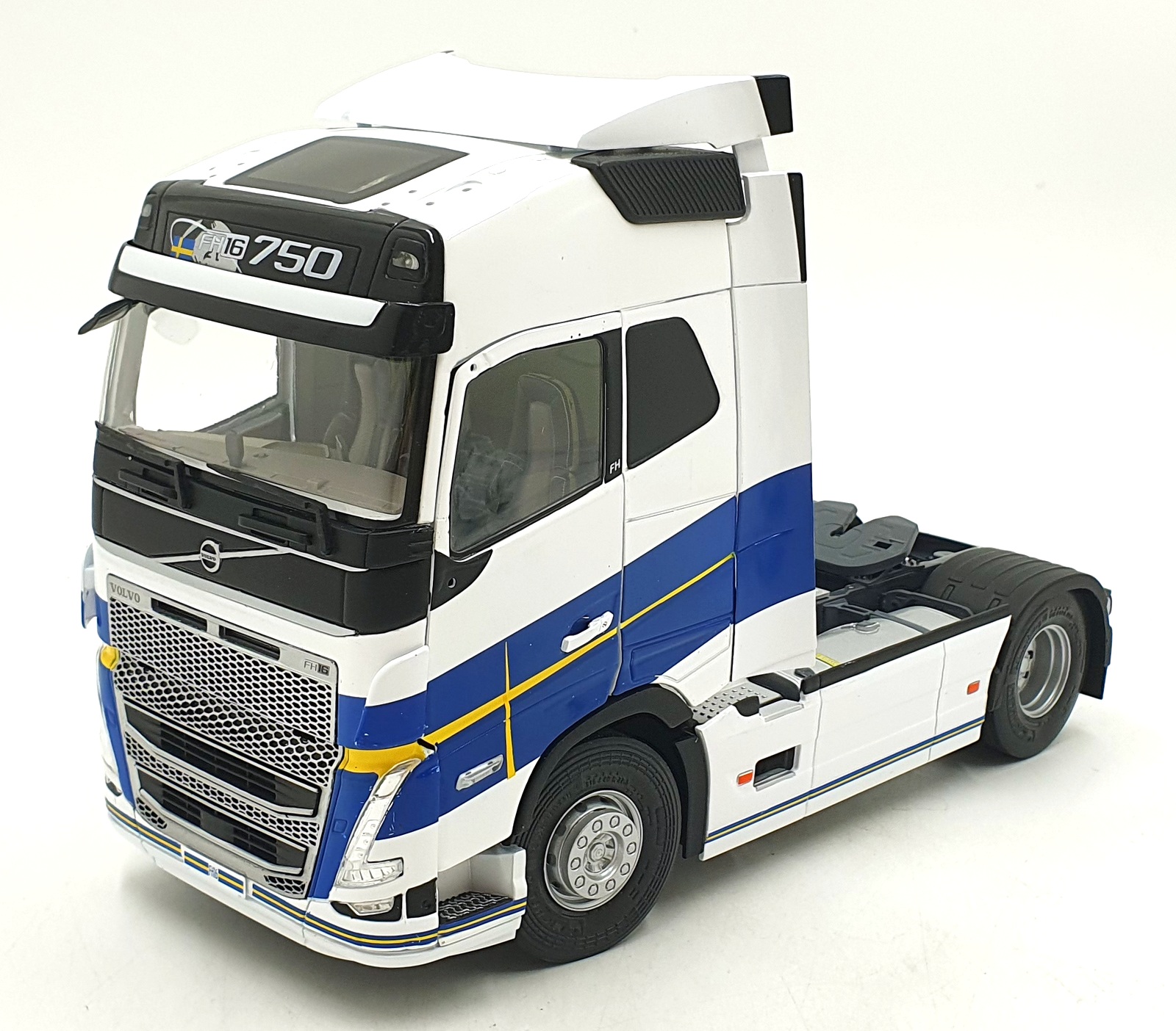 Solido 1/24 Scale S2400106 2019 Volvo FH16 Globetrotter XL Gotborg Edition Solido 1/24 Scale S2400106 2019 Volvo FH16 Globetrotter XL Gotborg Edition