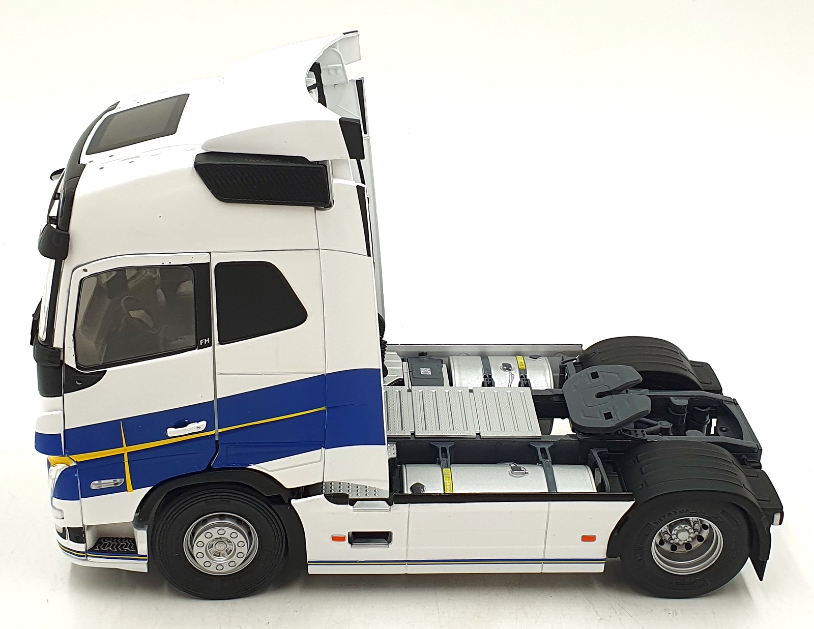 Solido 1/24 Scale S2400106 2019 Volvo FH16 Globetrotter XL Gotborg Edition Solido 1/24 Scale S2400106 2019 Volvo FH16 Globetrotter XL Gotborg Edition