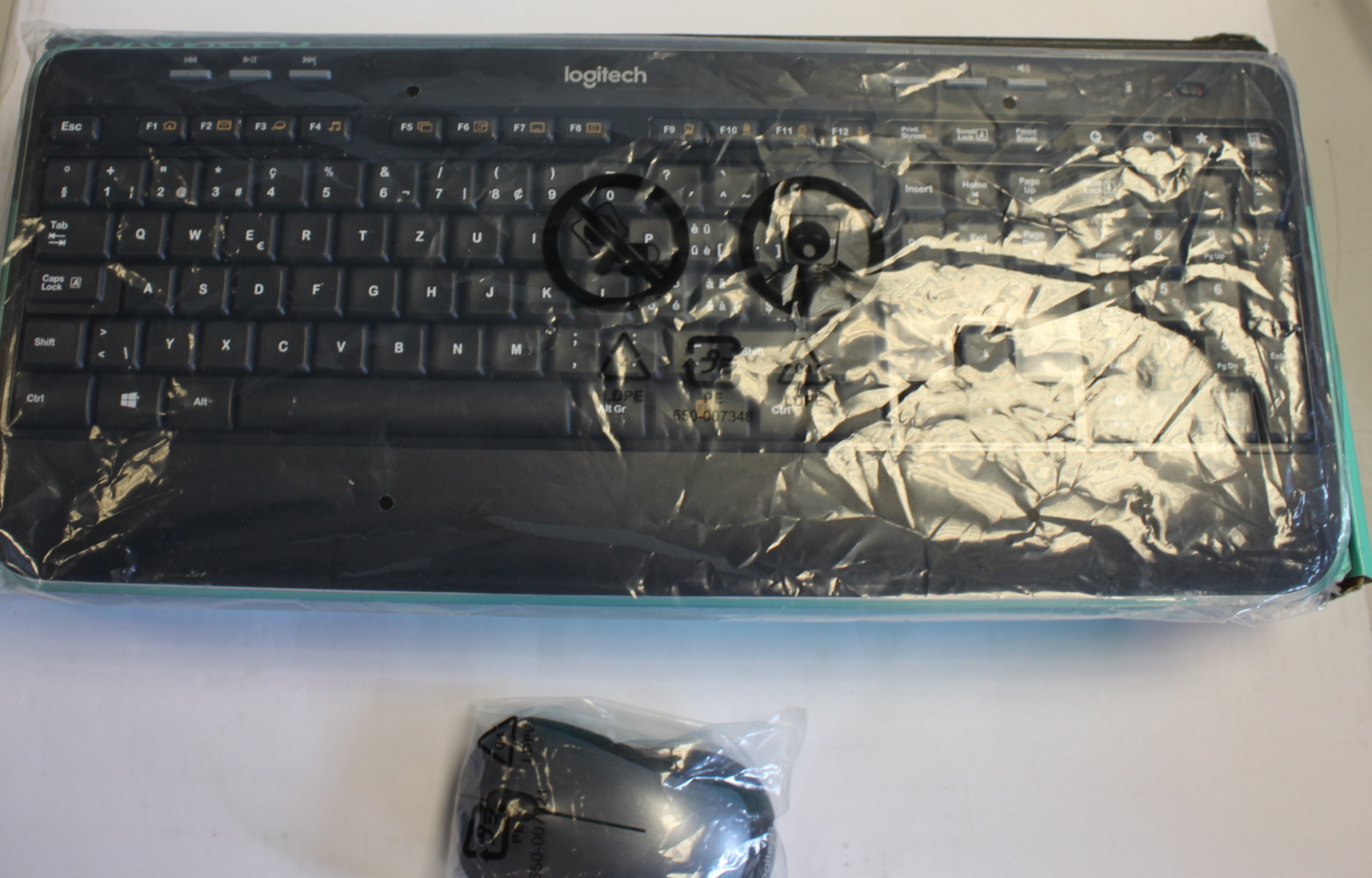 Logitech Wireless Keyboard & Mouse MK520 SWISS / SWITZERLAND Layout 920