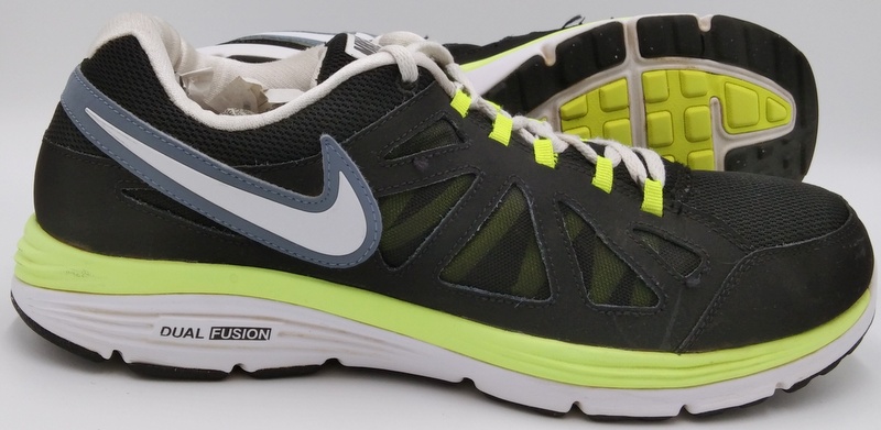 green nike running trainers